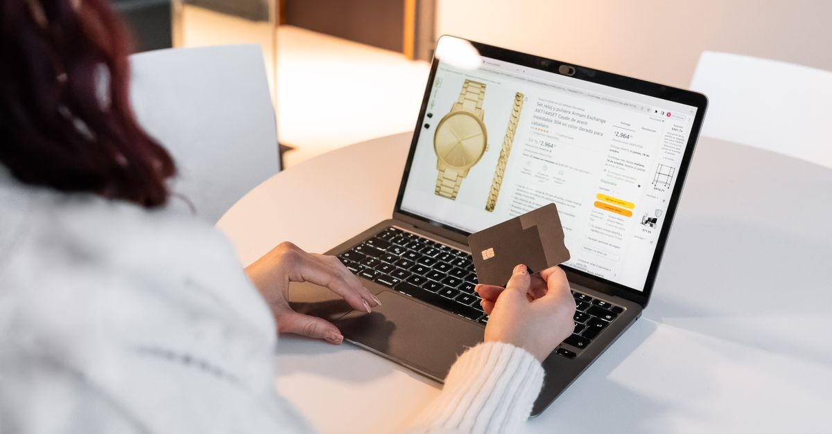 Persona escribiendo en una laptop con varias ventanas de conversación abiertas